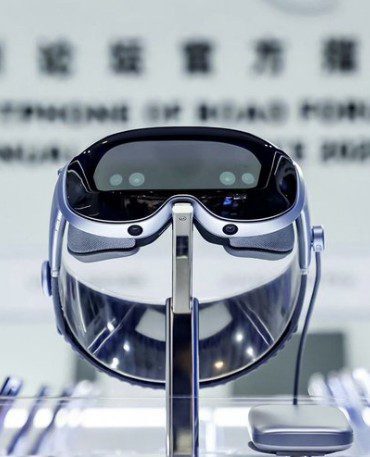Гарнитура смешанной реальности Vivo Vision на выставке Boao Forum for Asia 2025 года