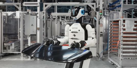 BMW запустила человекоподобных роботов на заводе. Они собирают батареи для электромобилей BMW начала использовать человекоподобных роботов для сборки электромобилей